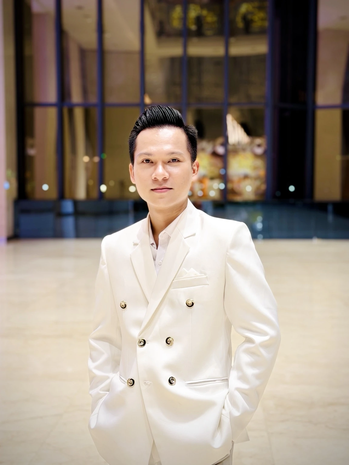 Thạc sĩ Nguyễn Hữu Việt, giảng viên Thanh nhạc và người sáng lập HV MUSIC, trong bộ vest trắng